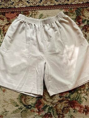 Bon Worth khaki colored elastic waist shorts